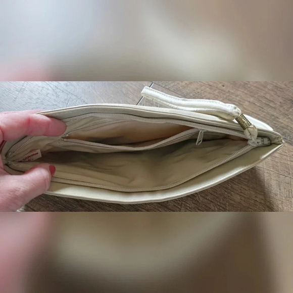 Vintage 1980s Beige Wristlet Clutch Handbag • Excellent Condition! - Picture 5 of 6
